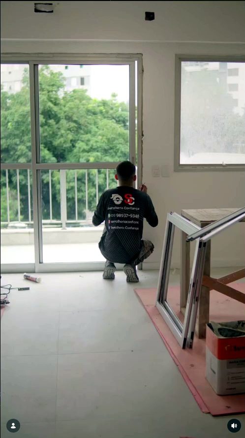 Instalação de esquadria de alumínio e porta de vidro pela Serralheria Confiança no Rio de Janeiro