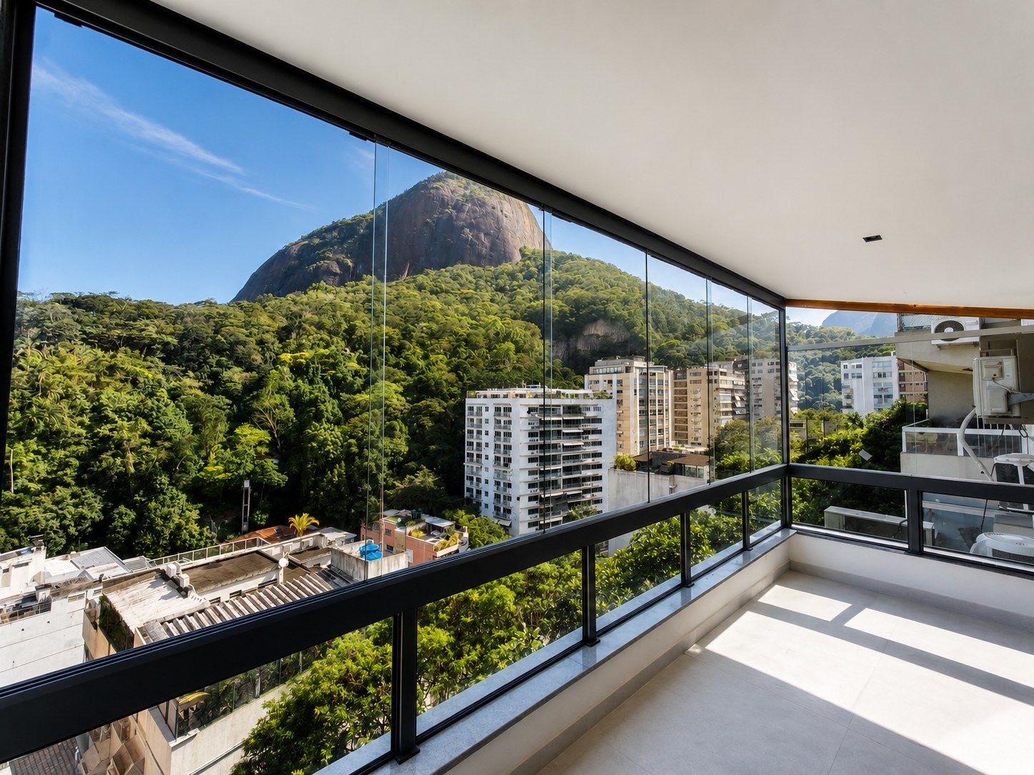 Janela panorâmica — Esquadrias executado pela Serralheria Confiança no Rio de Janeiro